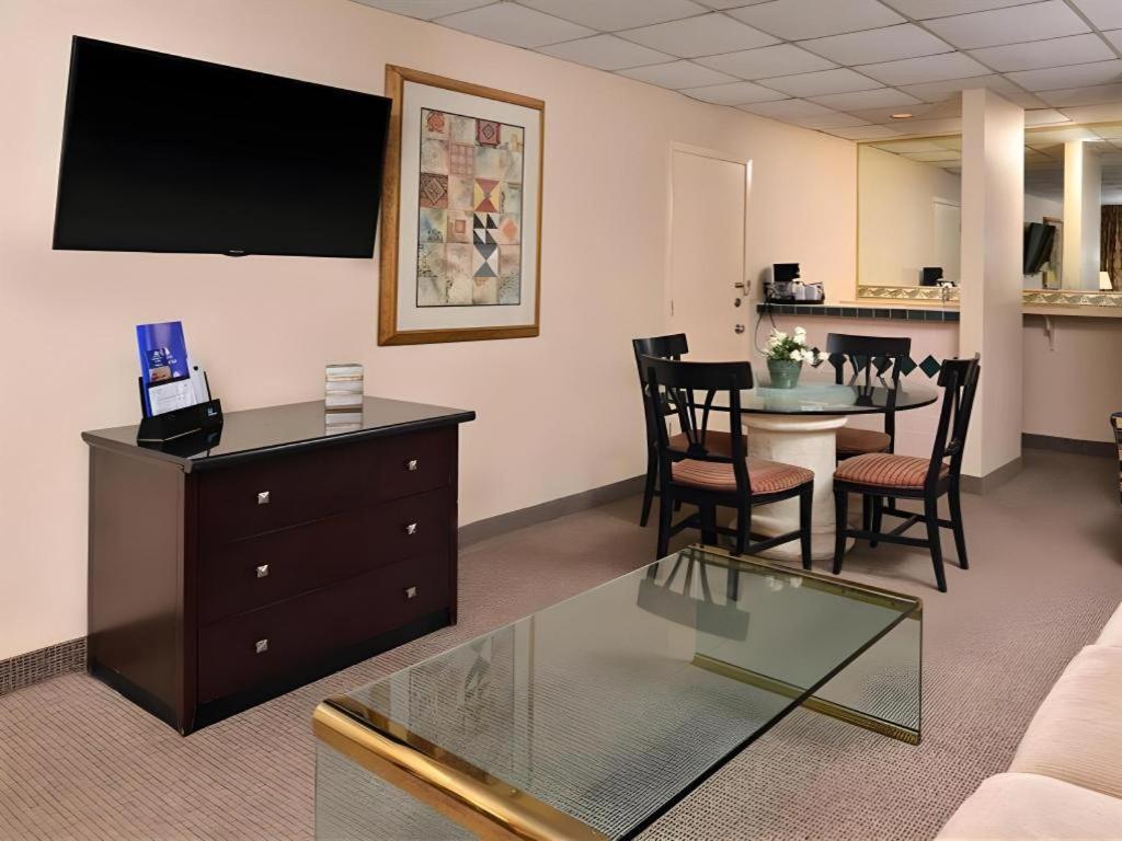 Americas Best Value Inn & Suites Victoria Bagian luar foto